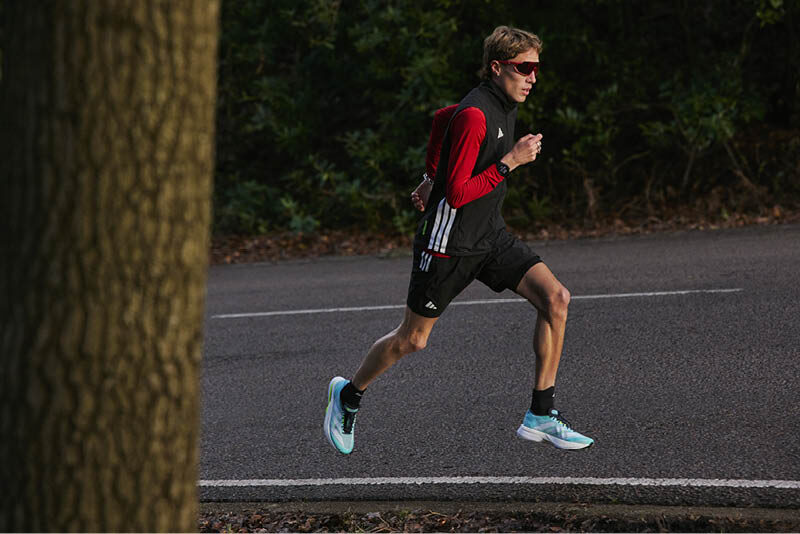 H24402-FW25_ADIZERO_BOSTON_13_MAIN_RIA_MALE_FULL_BODY_08-1322819_low