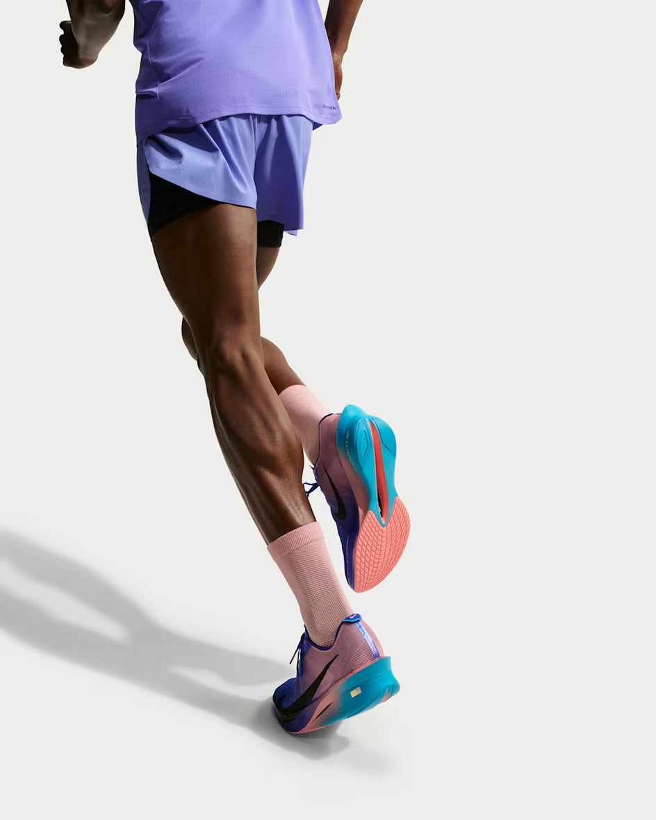 Läufer im Nike Vaporfly auf Asphalt