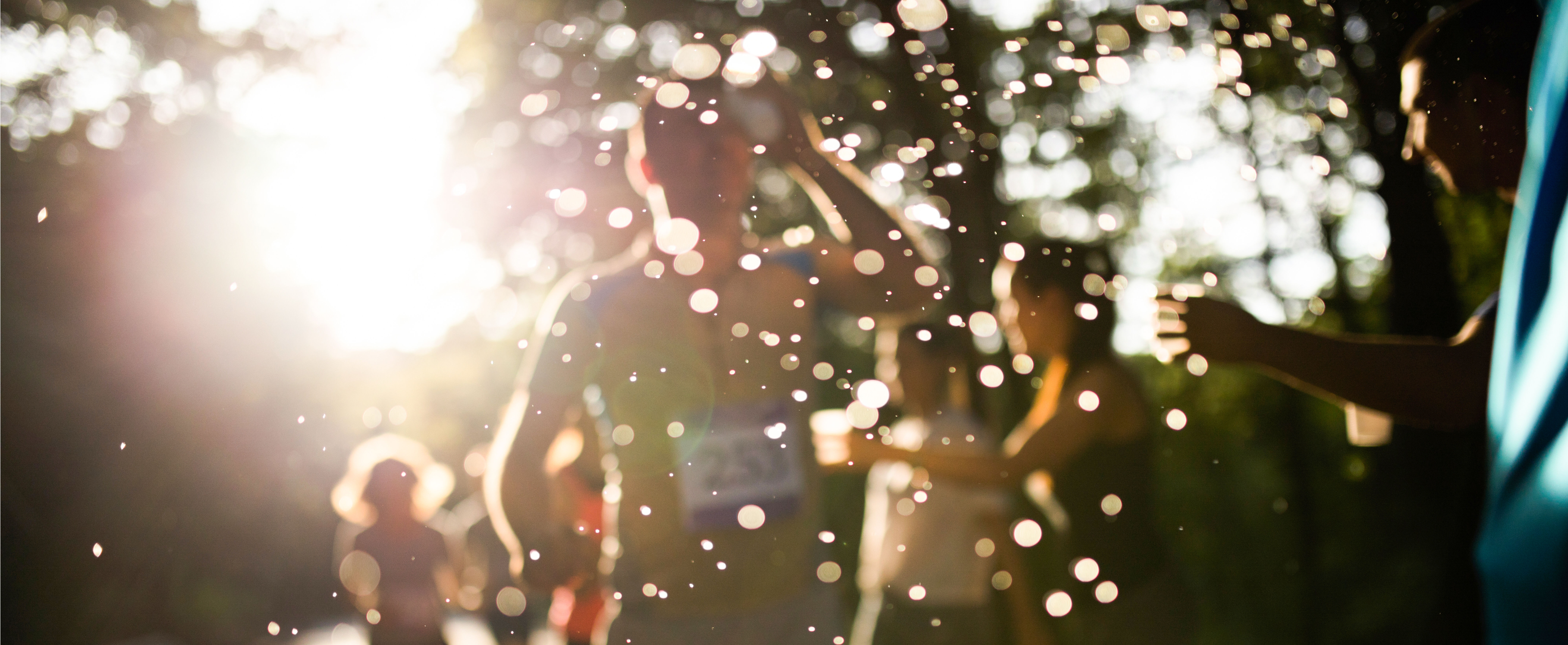 Unscharfe Marathonläufer mit Wasserspritzern