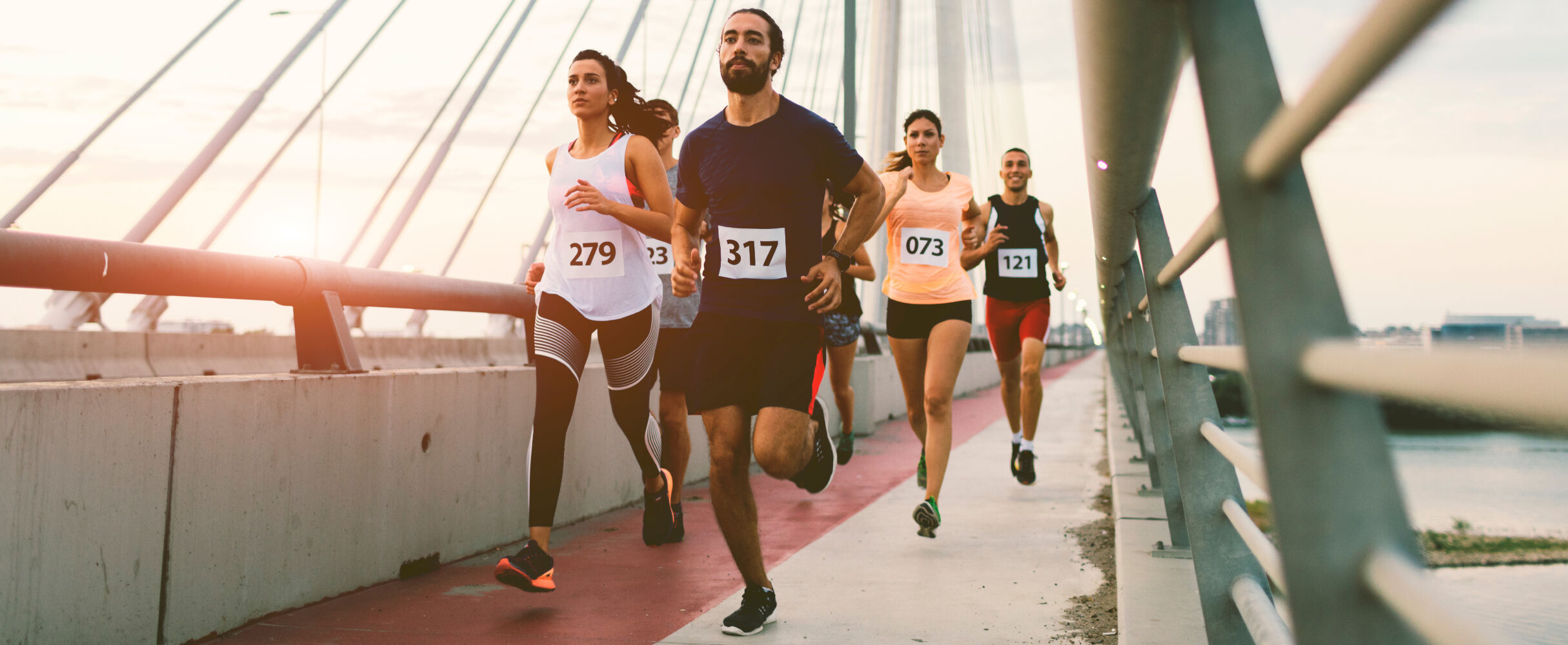 Marathonläufer auf einer Brücke